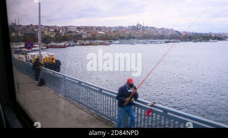 Fischer stehen auf der Brücke mit Blick auf das Meer. Stockfoto