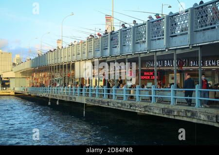 Fischer stehen auf der Brücke mit Blick auf das Meer. Stockfoto