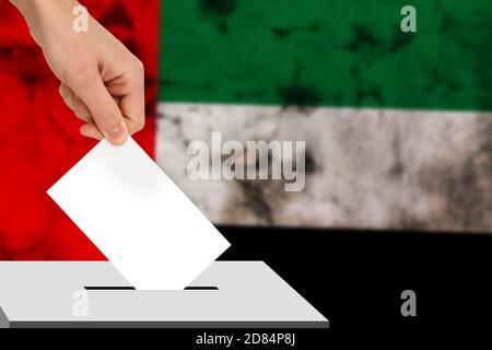 Hand fällt die Wahl vor dem Hintergrund der Flagge, Konzept der Staatswahlen, Referendum Stockfoto