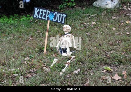 Ein Skelett neben einem Keep-Out-Schild Stockfoto