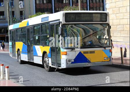 Bus auf einer Straße im Zentrum von Athen - Athen, Griechenland, 9. Oktober 2020. Stockfoto