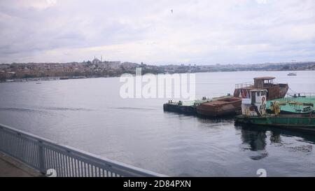 Fischer stehen auf der Brücke mit Blick auf das Meer. Stockfoto