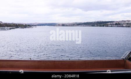 Fischer stehen auf der Brücke mit Blick auf das Meer. Stockfoto