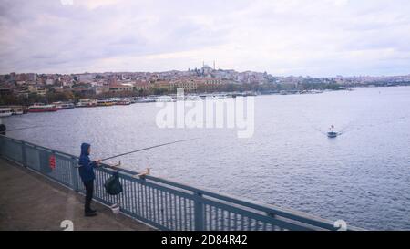 Fischer stehen auf der Brücke mit Blick auf das Meer. Stockfoto