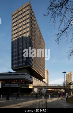 Schräge Ansicht der südöstlichen Ecke von Noble Street, zeigt Podium auf dem Turm sitzt und 2 der Barbican Türme im Hintergrund, Sonne auf dem Eas Stockfoto