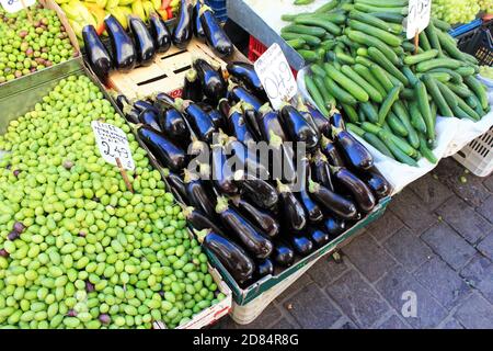 Gemüse und Obst zum Verkauf auf dem Straßenmarkt in Athen, Griechenland, 9. Oktober 2020. Stockfoto