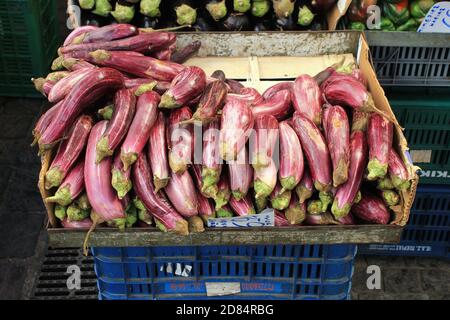 Auberginen zum Verkauf auf dem Straßenmarkt in Athen, Griechenland, 9. Oktober 2020. Stockfoto