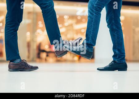 Nahaufnahme. Gute Freunde grüßen einander Stockfoto