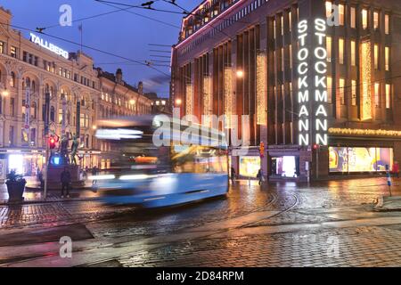 Helsinki, Finnland - 26. Oktober 2020: Die Straßenbahnen fahren auf der Aleksanterinkatu Straße. Der regnerische Herbstabend. Stockfoto