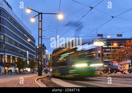 Helsinki, Finnland - 25. Oktober 2020: Die Straßenbahn fährt auf der Mannerheimintie-Straße im Zentrum Helsinkis. Stockfoto