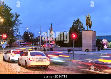 Helsinki, Finnland - 25. Oktober 2020: Mannerheimintie Straße im Zentrum von Helsinki. Ansicht der Reiterstatue des Marschalls Mannerheim und des Nationalmuseums. Stockfoto