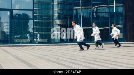 In vollem Wachstum. Sanitäter eilen, erste Hilfe zu leisten. Stockfoto