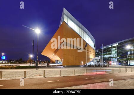 Helsinki, Finnland - 25. Oktober 2020: Die Oodi-Bibliothek am Abend. Die moderne nordische Architektur. Stockfoto