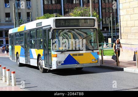 Bus auf einer Straße im Zentrum von Athen - Athen, Griechenland, 9. Oktober 2020. Stockfoto