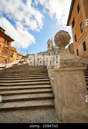 Berühmte Spanische Treppe in Rom Italien ohne Menschen. Normalerweise sehen Sie die Treppen nicht leer. Stockfoto