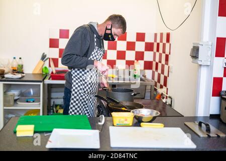 Netherton, West Midlands, Großbritannien. Oktober 2020. Sarah Peniket-Aldridge bereitet in ihrem Café - Netherton Cafe - im Black Country, West Midlands, Mahlzeiten zum Mitnehmen für Kinder während der Schulhalbzeit zu. "Wir haben Dutzende von warmen Mahlzeiten für hungrige Kinder verschickt. Wir sorgen auch für diejenigen, die sich von Covid isolieren, und einige Leute können nicht zahlen, bis sie ihre Universalkredite oder Löhne erhalten. Aber sie bekommen ihr Essen, und wir lassen sie bezahlen, wenn sie können", sagt sie. "Ich werde niemanden hungern lassen." Netherton, in Sandwell, ist auf Hochalarm, und ist eine der am meisten benachteiligten Gebieten von England. Stockfoto