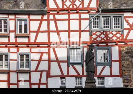 DEUTSCHLAND, Monreal, Eifel, die Statue des Hl.Johannes von Nepomuk bewacht die prächtigen historischen Fachwerkhäuser Stockfoto