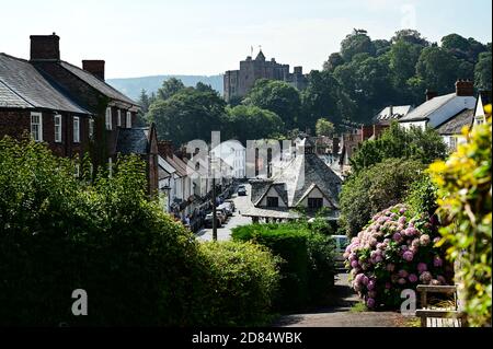 Ein Blick auf die historische High Street, in der Stadt Dunster, Somerset Stockfoto