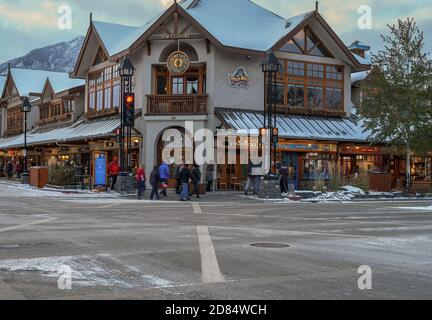 Banff, Alberta, Kanada – 24. Oktober 2020: Abendansicht von Fußgängern und Geschäften auf der Banff Avenue Stockfoto