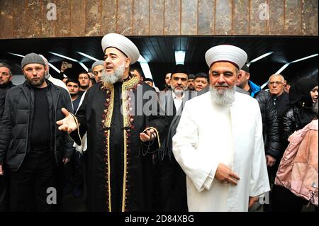 Sheikh Jameel Haleem (links) und Mufti Sheikh Akhmed Tamim Gruß muslime während der Feier islamischen Feiertag Mawlid Stockfoto