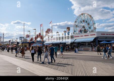 Menschen, die auf der Promenade im Luna Park, Coney Island, Brooklyn, New York, USA, spazieren gehen Stockfoto
