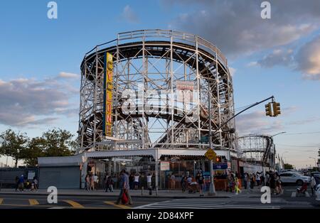 Cyclone Roller Coaster in Luna Park, Coney Island, Brooklyn, New York, USA Stockfoto