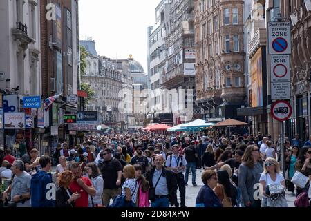 Touristen in einer Fußgängerzone in der Nähe von Leicester Square in London, England Stockfoto