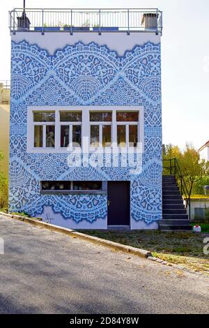 Besprühte Fassade des polnischen Künstlers NeSpoon von rue Joux-Pélichet Le Locle Stadt. Bezirk Le Locle im Kanton Neuchâtel in der Schweiz. Stockfoto