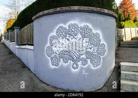 Besprühte Wand des polnischen Künstlers NeSpoon von Rue Alexis-Marie-Piaget 7 in Le Locle Stadt. Bezirk Le Locle im Kanton Neuchâtel in der Schweiz Stockfoto