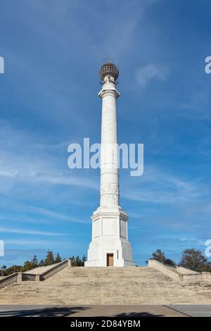 Das Monument für die Entdecker, auch bekannt als Columna del IV Centenario, ist ein Exemplar der öffentlichen Kunst in der spanischen Stadt Palos de la Frontera, dd. Stockfoto