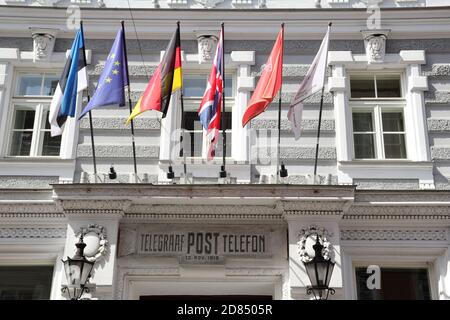 Flaggen am Eingang des ehemaligen Telegrafenbüros in Tallinn, heute ein Hotel Stockfoto