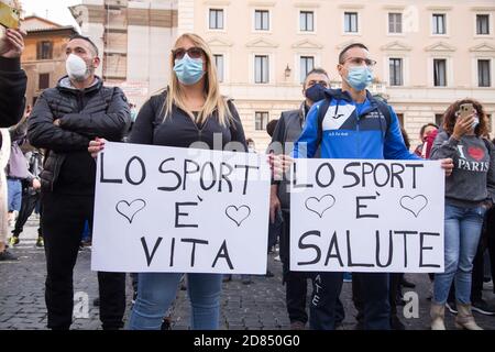 Rom, Italien. Oktober 2020. Demonstration in Rom vor dem Pantheon, organisiert von Managern und Arbeitern der Fitnessstudios und Sportzentren (Foto: Matteo Nardone/Pacific Press) Quelle: Pacific Press Media Production Corp./Alamy Live News Stockfoto