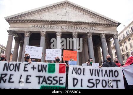 Rom, Italien. Oktober 2020. Demonstration in Rom vor dem Pantheon, organisiert von Managern und Arbeitern der Fitnessstudios und Sportzentren (Foto: Matteo Nardone/Pacific Press) Quelle: Pacific Press Media Production Corp./Alamy Live News Stockfoto