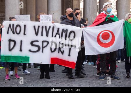 Rom, Italien. Oktober 2020. Demonstration in Rom vor dem Pantheon, organisiert von Managern und Arbeitern der Fitnessstudios und Sportzentren (Foto: Matteo Nardone/Pacific Press) Quelle: Pacific Press Media Production Corp./Alamy Live News Stockfoto