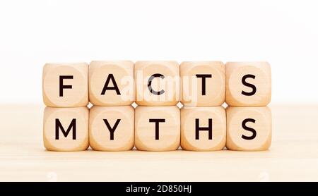 Fakten Mythen Konzept. Holzblöcke mit Text auf Tisch. Weißer Hintergrund. Speicherplatz kopieren Stockfoto