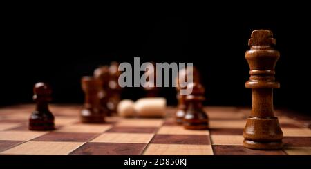 Brauner König stehend Konfrontation von Schachbrett. Neue Unternehmen stehen vor Herausforderungen. Management oder Führung, Analyse, Strategiekonzept. Stockfoto