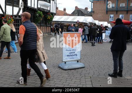 york, Großbritannien, england, 25-10-2020, Zeichen reguesting Menschen soziale Distanz in der Stadt York während der aktuellen Pandemie Stockfoto