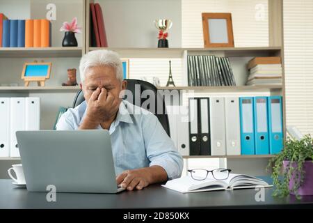 Happy Senior Asian mit dem Laptop für die Berechnung und notieren Sie sich die täglichen Ausgaben. Konzept von Lifestyle, Lernen und Finanzgeschäft Stockfoto