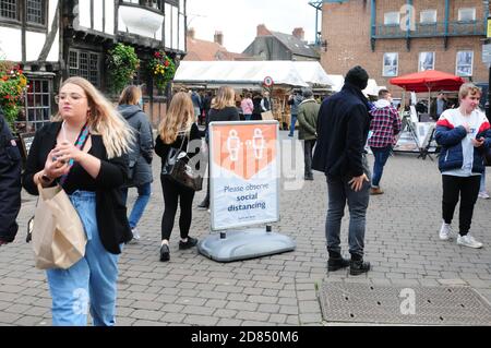 york, Großbritannien, england, 25-10-2020, Zeichen reguesting Menschen soziale Distanz in der Stadt York während der aktuellen Pandemie Stockfoto