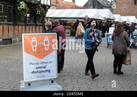 york, Großbritannien, england, 25-10-2020, Zeichen reguesting Menschen soziale Distanz in der Stadt York während der aktuellen Pandemie Stockfoto