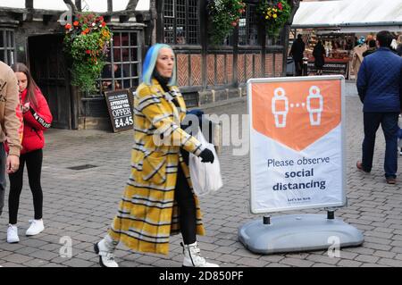 york, Großbritannien, england, 25-10-2020, Zeichen reguesting Menschen soziale Distanz in der Stadt York während der aktuellen Pandemie Stockfoto