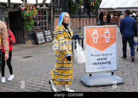 york, Großbritannien, england, 25-10-2020, Zeichen reguesting Menschen soziale Distanz in der Stadt York während der aktuellen Pandemie Stockfoto