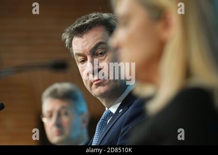 Von links: Michael Piazolo (Kulturminister), Markus SOEDER (Ministerpräsident von Bayern und CSU-Vorsitzender), Melanie HUML (Gesundheitsministerin). Pressekonferenz der Bayerischen Staatsregierung zur aktuellen Entwicklung der Coronavirus-Pandemie. Prinz Carl Palais in München am 27. Oktober 2020. Weltweite Nutzung Stockfoto