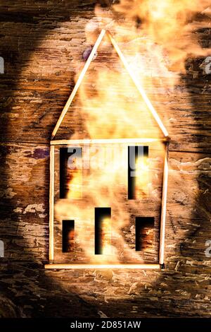 Matchstick Haus am Feuer mit Fenster und Tür Stockfoto