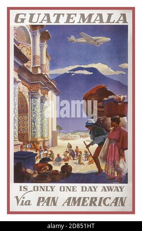 Vintage 1930er Jahre Airline retro travel Poster ‘Guatemala ist nur einen Tag entfernt via Pan American: Paul George Lawler artist 1938 (Poster) : Lithographie, Farbe Poster zeigt einen Marktplatz und Pilger vor einer aufwendigen Kirche, mit einem Pan American Flugzeug in den Himmel über. Stockfoto