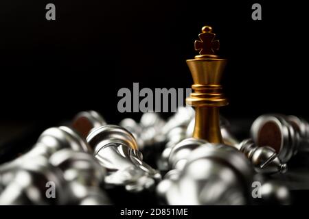 Golden King Schach ist das letzte Standing in der Schachbrett, Konzept der erfolgreichen Unternehmensführung Stockfoto