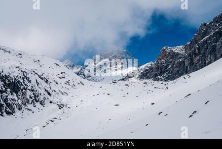 Blick auf verschneite Alp bei Luener See (Luenersee). Outdoor-Abenteuer Sport in der alpinen Berglandschaft im Winter. Ein Erfolg des Bergsteigers Stockfoto