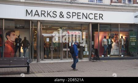 Vordereingang zu einem Marks and Spencer Store in Staines Surrey Uk Stockfoto