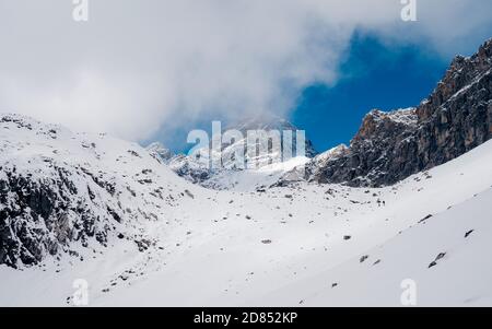 Blick auf verschneite Alp bei Luener See (Luenersee). Outdoor-Abenteuer Sport in der alpinen Berglandschaft im Winter. Ein Erfolg des Bergsteigers Stockfoto