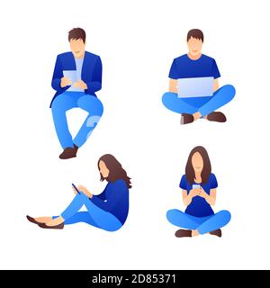Vector Satz von sitzenden Zeichen mit Smartphones und Laptops. Sammlung von 4 Personen. Social Media Marketing Konzept. Flaches Design mit Farbverläufen Stock Vektor